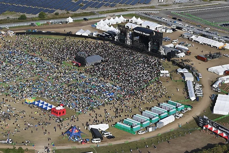 O macara de 240 kg s-a prăbușit peste o mulțime de participanți