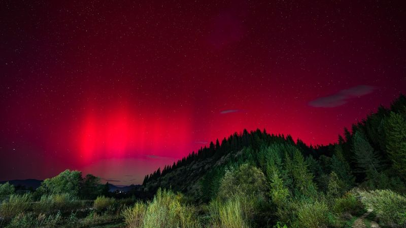 Aurora boreală &icirc;n IMAGINI! Spectacol pe cerul Rom&acirc;niei văzut inclusiv din București
