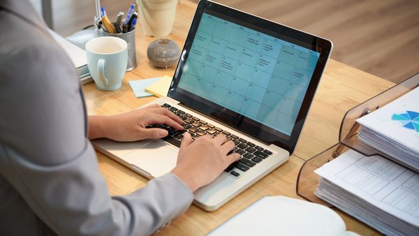 Când revin la muncă bugetarii în 2025 după vacanța de sărbători?