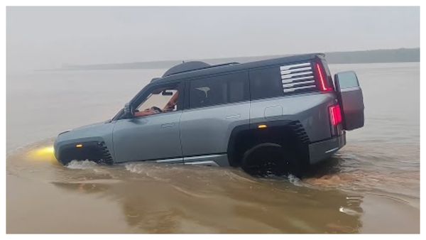 Tehnologia viitorului prezentată la Salonul Auto de la Paris:  Volanul Hypersquare și SUV-ul care &ldquo;&icirc;noată&rdquo;