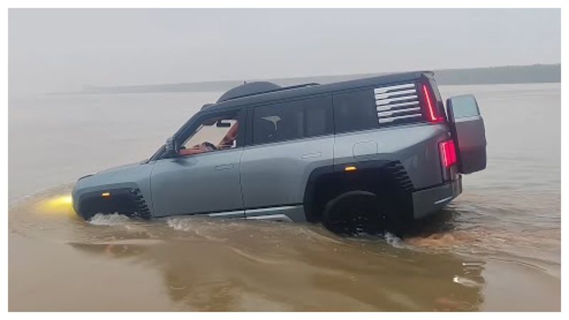 Suv-ul care înoată