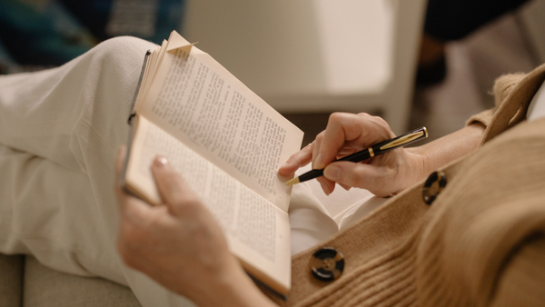 Precomandă acum &bdquo;Ora Albastră&rdquo; de Paula Hawkins &ndash; Un thriller plin de secrete și tensiune