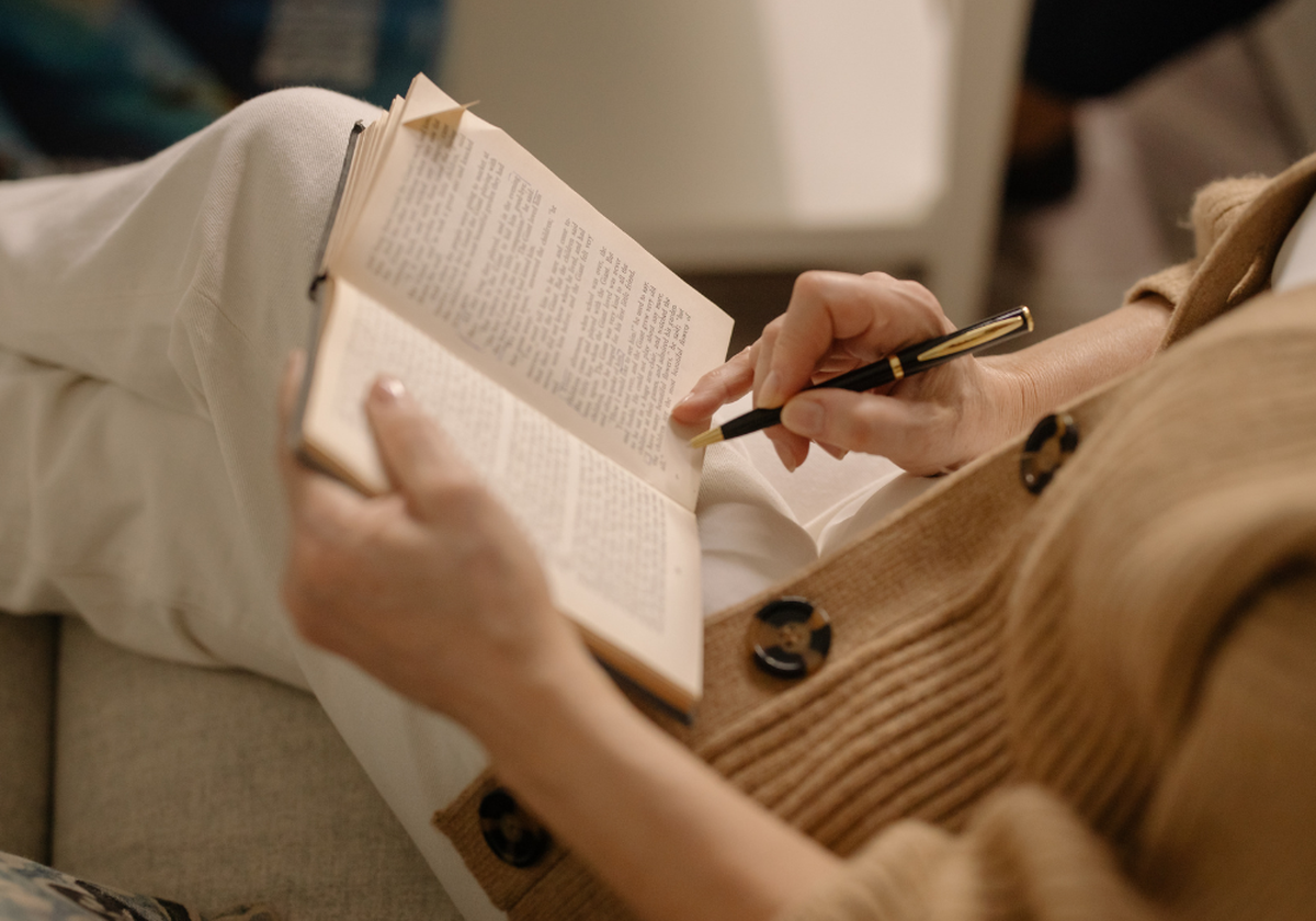 Precomandă acum &bdquo;Ora Albastră&rdquo; de Paula Hawkins &ndash; Un thriller plin de secrete și tensiune