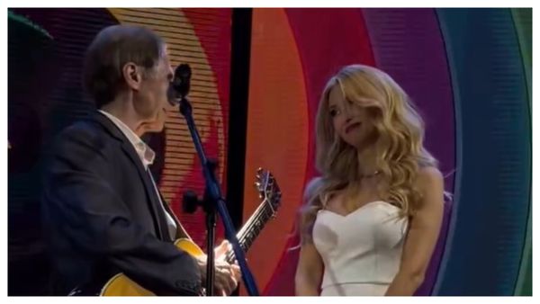 Ce tablou emoționant! Ambii părinți ai Andreei Bălan pe scena la concertul artistei la Sala Palatului. Gestul mamei Andreei față de Săndel Bălan