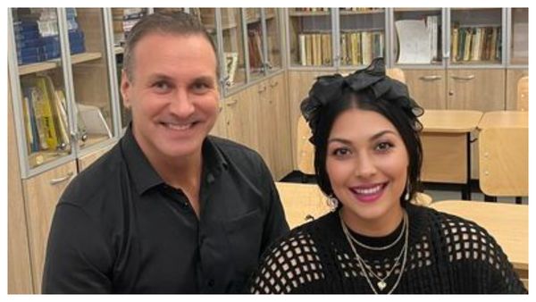 Cât de mult se implică Alin Oprea în creșterea copiilor Medanei. Artistul, alături de soția sa la ședința cu părinții a fiicei ei