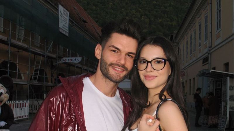 Ce fel de mamă va fi Cleopatra Stratan? Artista a făcut noi dezvăluiri din viața de familie: &bdquo;Știu că &icirc;n orice situație am de la cine să iau sfaturi&rdquo;