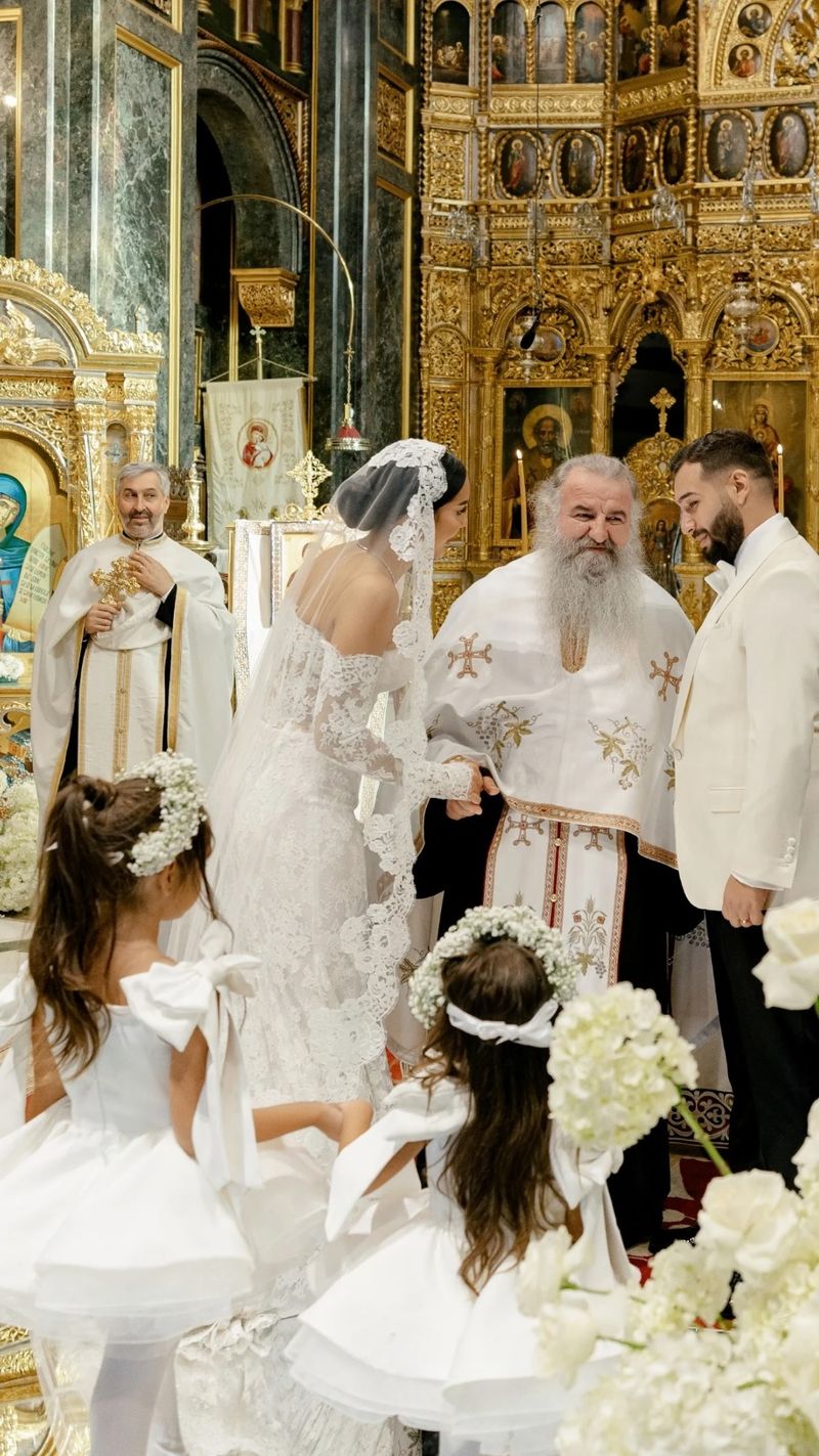 Cristina Săvulescu ridică standardele eleganței la nunta Larisei Udilă