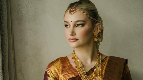 Andra Medintu, rom&acirc;nca din Arad căsătorită cu un milionar din India, și-a arătat opulența. Cum a impresionat la &icirc;ntoarcerea &icirc;n Rom&acirc;nia