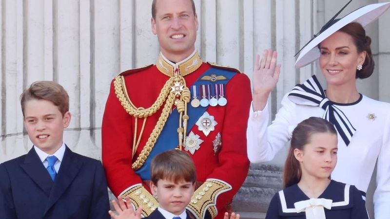 Ce reguli stricte trebuie să respecte Prințul George, Prințesa Charlotte și Prințul Louis la masă. Motivul pentru care nu măn&acirc;ncă alături de părinții lor