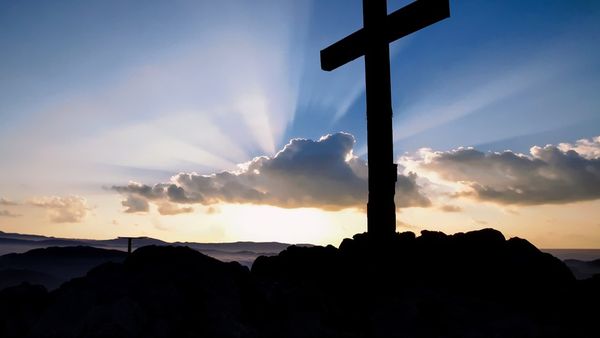 EXCLUSIV | Tatăl Elenei Gheorghe, preot, explică semnificația Halloween-ului în Biblie