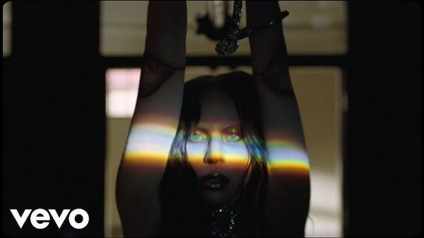 Lady Gaga a lansat piesa Disease: "Este de a &icirc;nfrunta această frică, de a mă confrunta cu mine și &icirc;ntunericul meu interior"