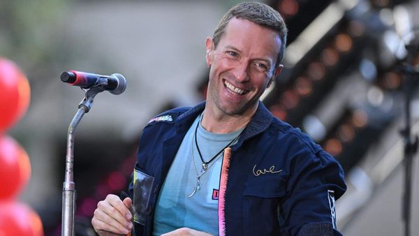 Momentul &icirc;n care Chris Martin a căzut printr-o gaură din scenă a fost surprins video de fani