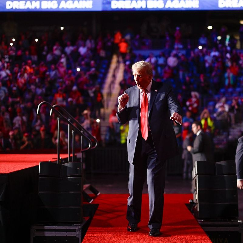 Reacţia virală a lui Cardi B când a văzut că Donald Trump a ieşit preşedinte