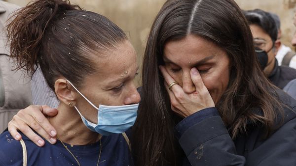 Regina Letizia a Spaniei, &icirc;n dizgrație după ce s-a aflat de aventurile sale extraconjugale. Spaniolii au aruncat cu noroi in ea in timpul vizitei din regiunile afectate de inundatii