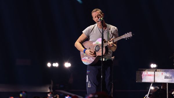 Chris Martin a întrerupt un concert pentru a ajuta un copil care risca să fie strivit de mulţime