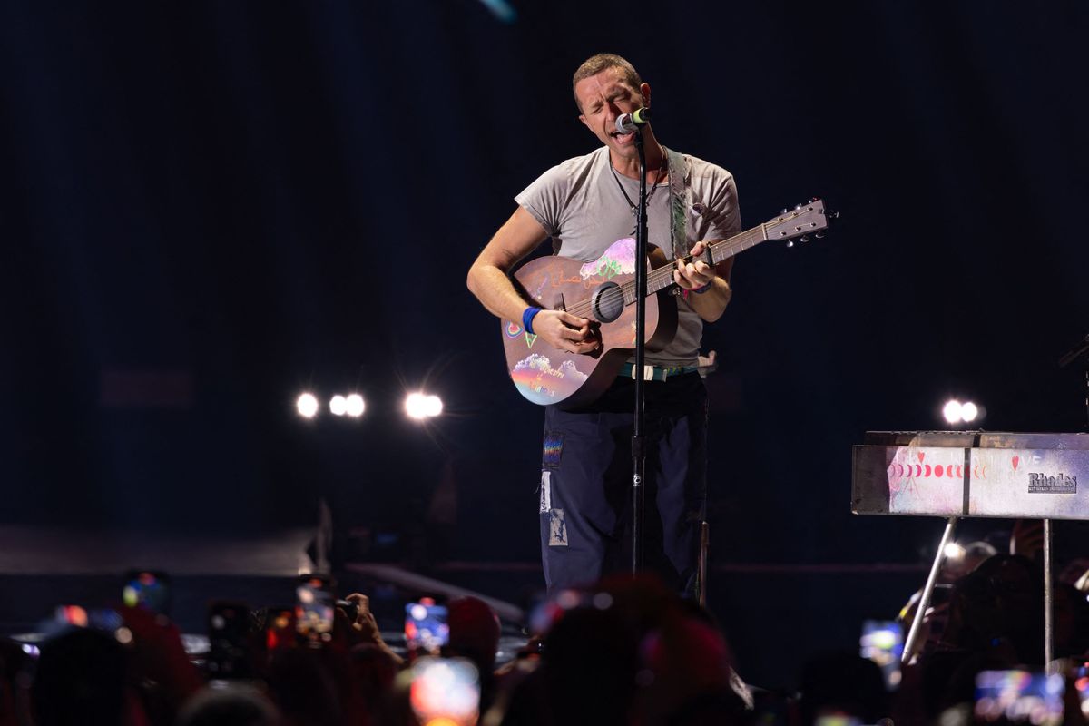 Chris Martin a întrerupt un concert pentru a ajuta un copil care risca să fie strivit de mulţime