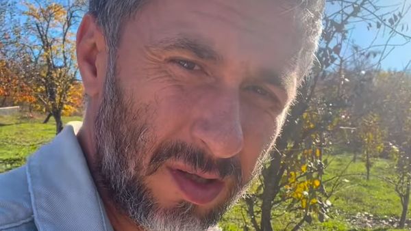 Dana Nălbaru și Dragoș Bucur și-au arătat cămara cu provizii de iarnă. Polemică aprinsă în rândul internauților pe tema bidoanelor de plastic în care țin țuica