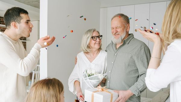 Cadouri inspirate pentru părinți. 5 idei inedite cu care să &icirc;i surprinzi