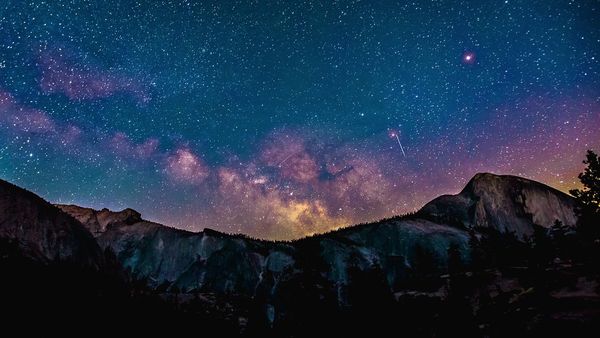 La ce oră are loc vârful ploii de meteori Leonide 2024 și unde este cel mai bun loc pentru a o vedea?