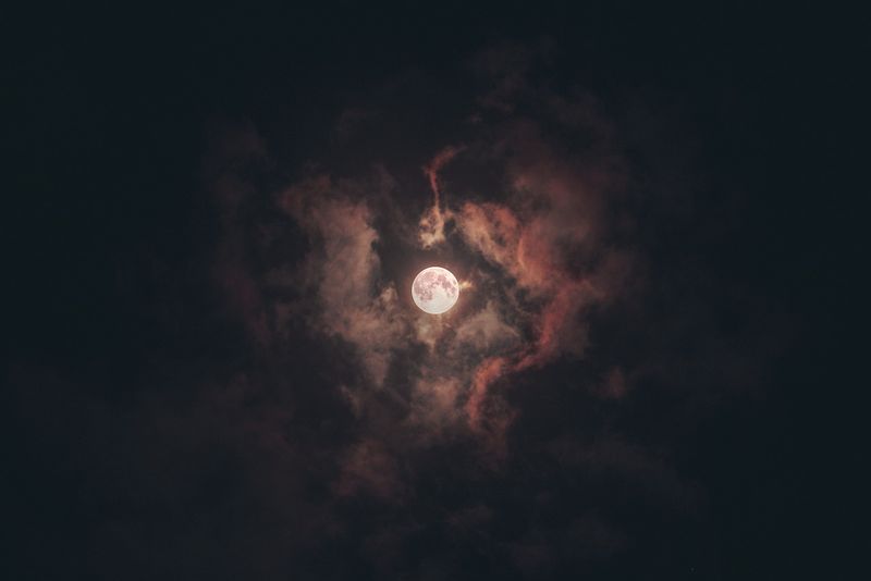 Cum sunt influențate zodiile de Luna Plină în Taur? 