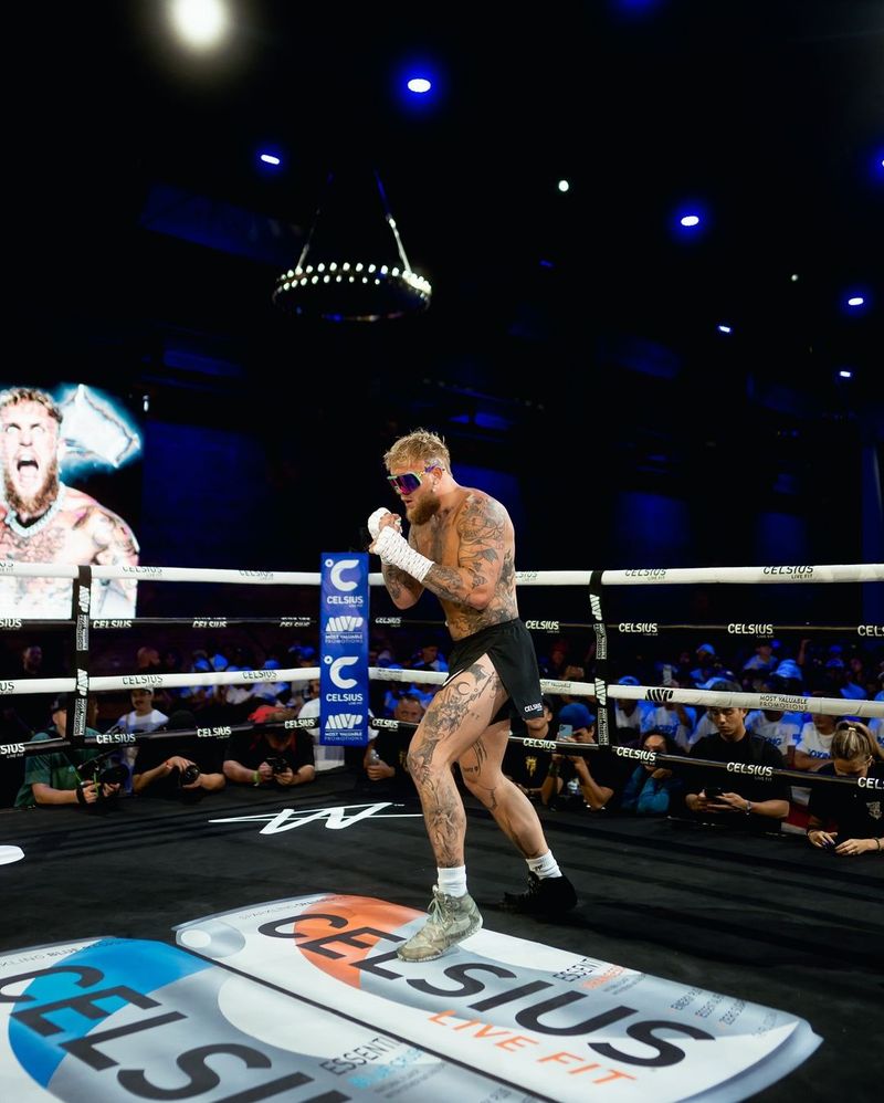 Mike Tyson l-a lovit pe Jake Paul