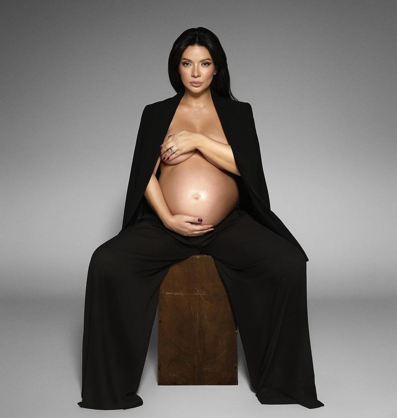 Anca Dinicu a născut