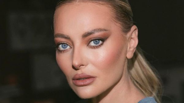 Andreea Bănică, aspru criticată pentru o ținută provocatoare! Delia intervine &icirc;n scandal: &rdquo;M-a șocat să văd cine comentează&rdquo;