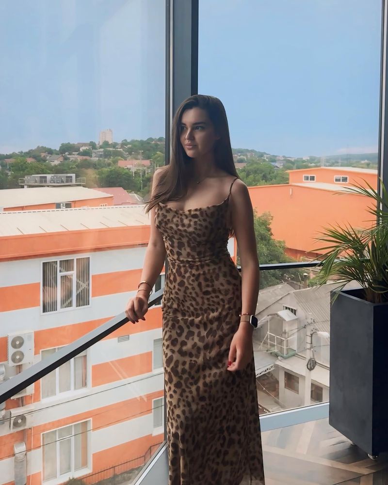 Blocul în care a crescut Andreea, transformat în loc de pelerinaj pentru cei care o plâng