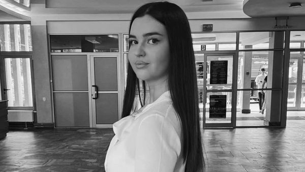 Imagini sfâșietoare de la înmormântarea Andreei Cuciuc. Mama fetei de 17 ani abia mai face față durerii