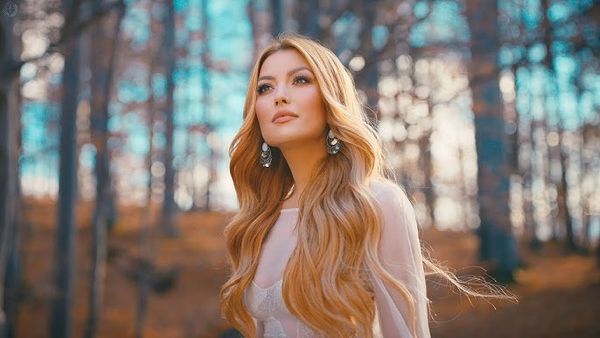 Elena Gheorghe a lansat piesa Colț de Păm&acirc;nt: "Iubirea adevărată nu se uită niciodată, ea va dăinui mereu &icirc;n inima unui om, indiferent de timp sau distanță"