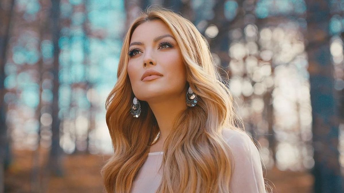 Elena Gheorghe a lansat piesa Colț de Pământ