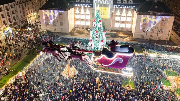 C&acirc;t costă un pahar de vin fiert și o porție de sarmale la T&acirc;rgul de Crăciun 2024 de la Craiova