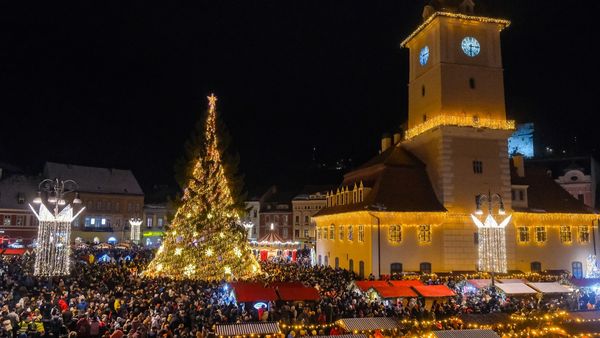 Suma uriasă pe care un comerciant trebuie să o plătească pentru o căsuță &icirc;n Piața Sfatului la T&acirc;rgul de Crăciun 2024