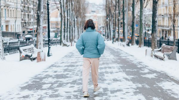 Vremea se răcește &icirc;n Rom&acirc;nia! Meteorologii anunță lapoviță, ninsoare și intensificări ale v&acirc;ntului