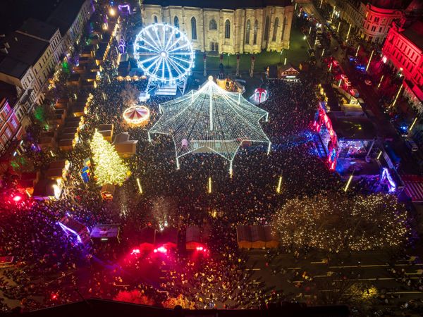 EXCLUSIV! T&acirc;rgul de Crăciun de la Cluj se deschide m&acirc;ine, 22 noiembrie 2024! Edy Chereji: &bdquo;Anul acesta nu vor fi focuri de artificii, va fi un spectacol de lasere și drone care va marca &icirc;nceputul evenimentului&rdquo;