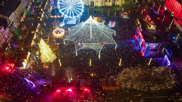 EXCLUSIV! Târgul de Crăciun de la Cluj se deschide mâine, 22 noiembrie 2024! Edy Chereji: „Anul acesta nu vor fi focuri de artificii, va fi un spectacol de lasere și drone care va marca începutul evenimentului”