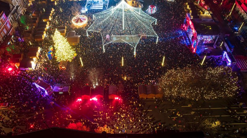 EXCLUSIV! T&acirc;rgul de Crăciun de la Cluj se deschide m&acirc;ine, 22 noiembrie 2024! Edy Chereji: &bdquo;Anul acesta nu vor fi focuri de artificii, va fi un spectacol de lasere și drone care va marca &icirc;nceputul evenimentului&rdquo;
