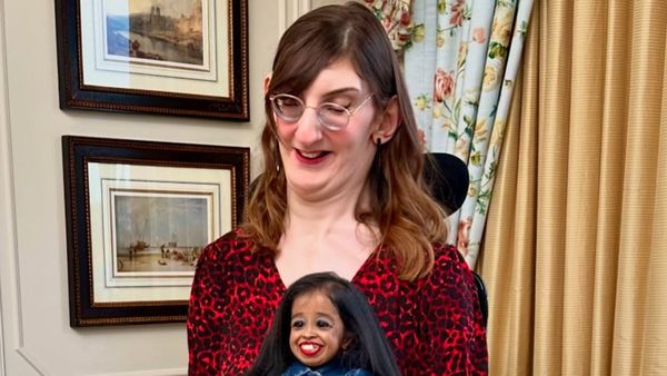 Cine este cea mai înaltă femeie din lume? Aceasta s-a fotografiat alături de cea mai scundă femeie din lume la Londra