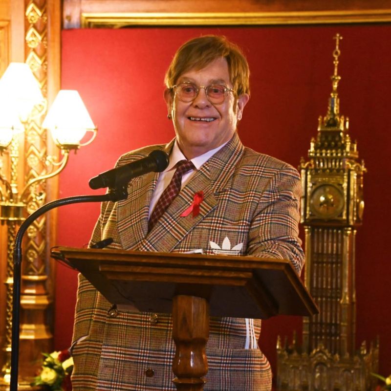 Elton John luptă cu pierderea vederii