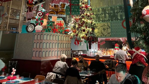 Top 5 cele mai frumoase clădiri din București &icirc;mpodobite de Crăciun