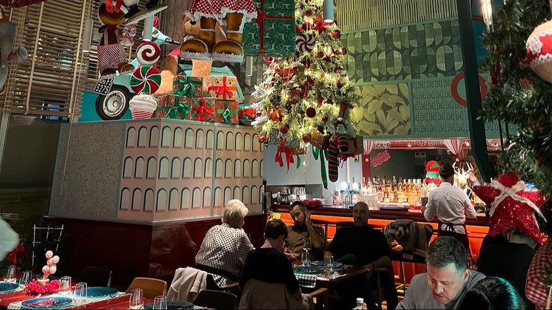 Top 5 cele mai frumoase clădiri din București &icirc;mpodobite de Crăciun