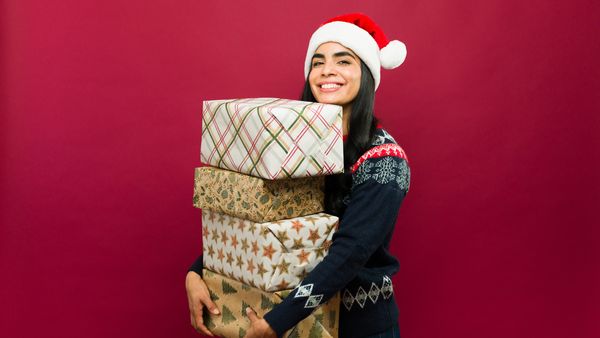 Cum să economisești bani pentru cadourile de sărbători ale celor dragi