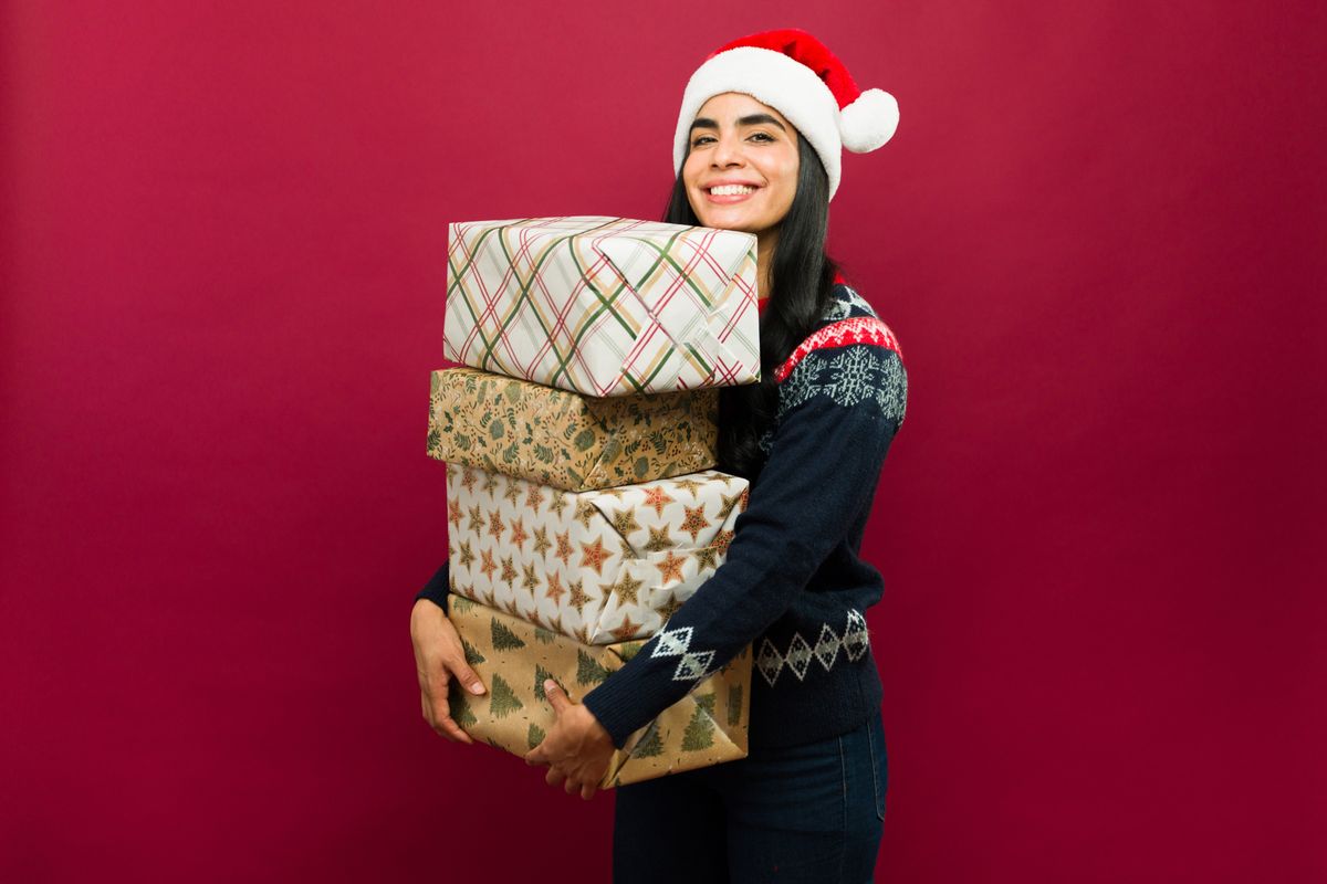 Cum să economisești bani pentru cadourile de sărbători ale celor dragi