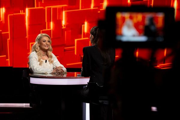 Emilia Ghinescu, &icirc;ndrăgita c&acirc;ntăreață de muzică populară și de petrecere, invitată la &rdquo;40 de &icirc;ntrebări cu Denise Rifai&rdquo;, duminică, de la ora 23:00, la Kanal D