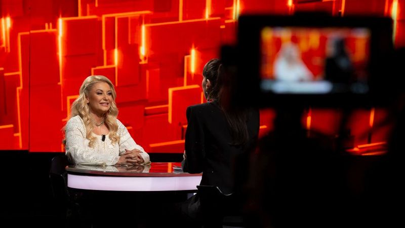Emilia Ghinescu, &icirc;ndrăgita c&acirc;ntăreață de muzică populară și de petrecere, invitată la &rdquo;40 de &icirc;ntrebări cu Denise Rifai&rdquo;, duminică, de la ora 23:00, la Kanal D