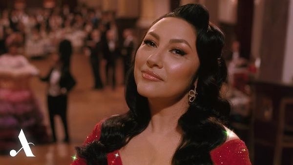 Andra reinterpretează o piesă din repertoriul lui Dan Spătaru - "Spune-mi Unde, Spune-mi Cine"