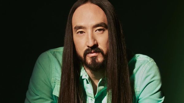 Steve Aoki şi-a sărbătorit onomastica pe scena rom&acirc;nească. Celebrul DJ a implinit 47 de ani: "Și sunt foarte onorat să &icirc;mi serbez ziua aici, &icirc;n  Rom&acirc;nia, mai ales pentru că am fani at&acirc;t de &icirc;nfocați aici&rdquo;