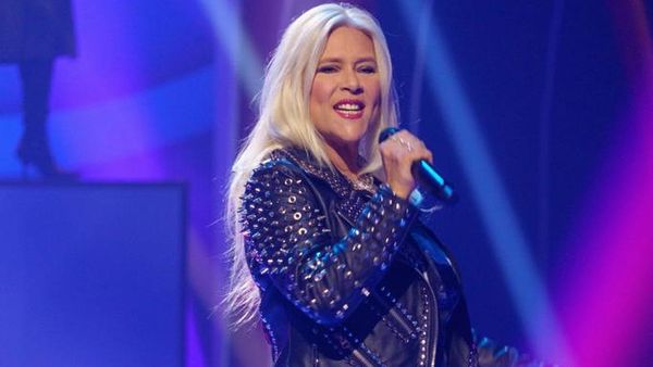 Samantha Fox și-a tinut fanii cu sufletul la gură. Artista s-a prăbușit pe scenă