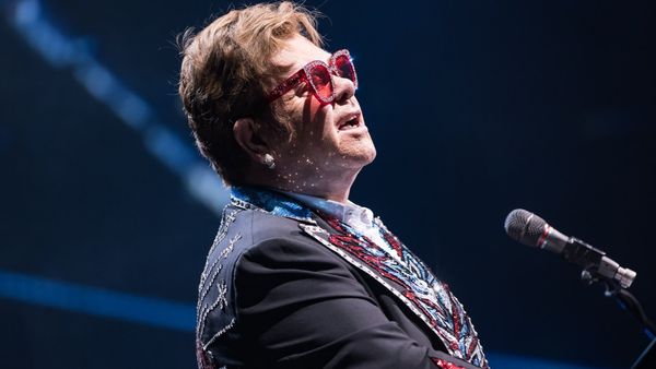 Clipe de coșmar la concertul lui Elton John! Artistul s-a prăbușit pe scenă după a fost atacat de un bărbat