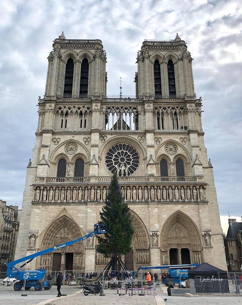 Parisul sărbătorește redeschiderea Catedralei Notre-Dame